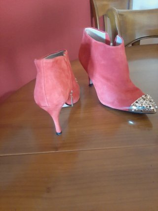 Botines Ante Rojo con Tachuelas Doradas