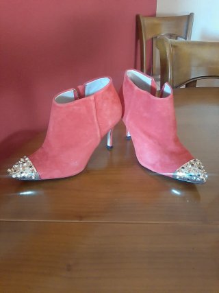 Botines Ante Rojo con Tachuelas Doradas