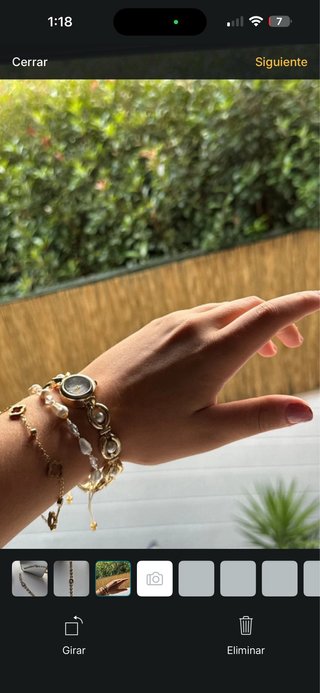Reloj dorado sofisticado con detalles en perlas
