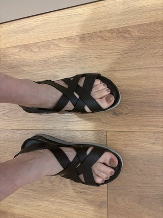 Sandalias negras de tiras cruzadas