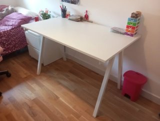 Mesa de escritorio blanca de madera