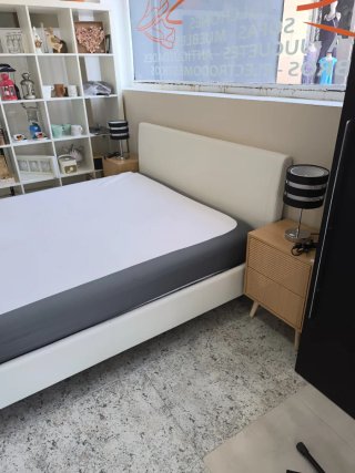 Cama con base tapizada