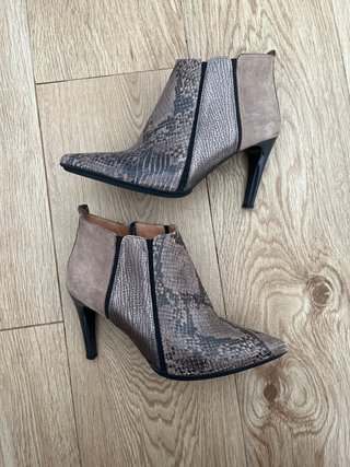 Botines tacón piel serpiente beige y marrón