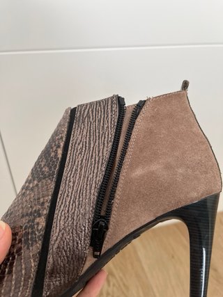 Botines tacón piel serpiente beige y marrón
