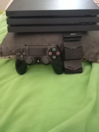 PS4 PRO CON COMANDO E CARICABATTERIE