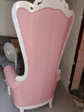 Sillón estilo trono rosa y blanco