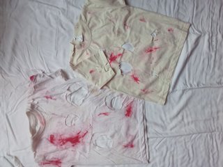 2 Camisetas rotas con manchas rojas