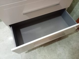 Mueble de baño con lavabo y espejo