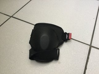 protezioni nere pattini