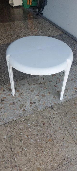 Mesa redonda de plástico blanca