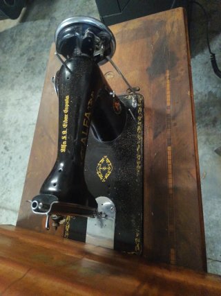 Máquina de coser Alfa antigua