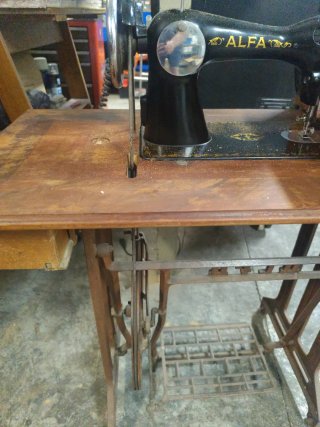 Máquina de coser Alfa antigua