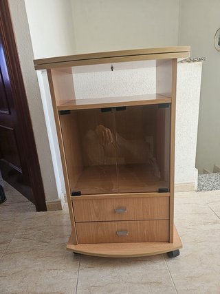 Mueble TV con ruedas y vitrina