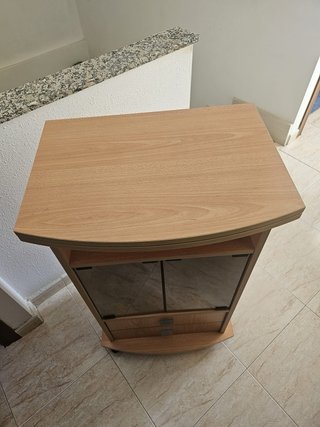 Mueble TV con ruedas y vitrina