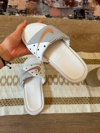 Chanclas Nike Blancas y Marrones