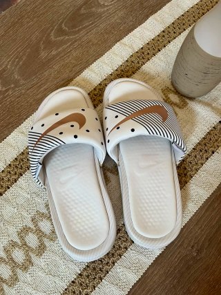 Chanclas Nike Blancas y Marrones