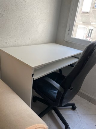 Escritorio blanco cómodo tamaño ideal