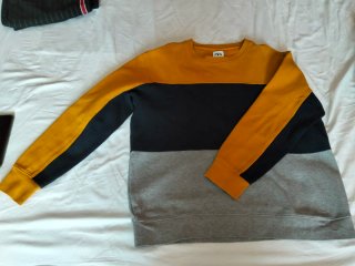Lotto abbigliamento 2 camicie, 2 polo, maglione...