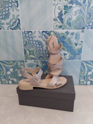 Sandali bassi NeroGiardini pelle champagne 39