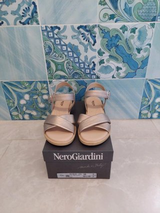 Sandali bassi NeroGiardini pelle champagne 39