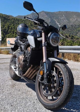 Honda CB650R Negra y Dorada