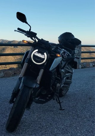 Honda CB650R Negra y Dorada