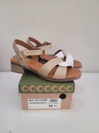 Sandalias Kaola Piel T38 Beige y Blanco