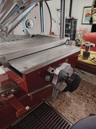 Affettatrice rossa manuale
