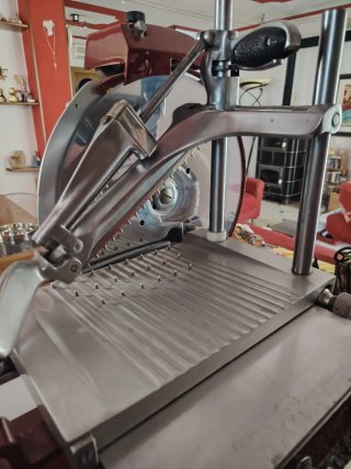 Affettatrice rossa manuale