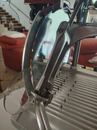 Affettatrice rossa manuale