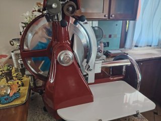 Affettatrice rossa manuale