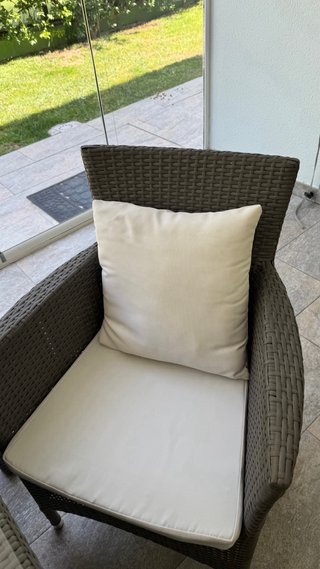 Mesa y 8 sillones de jardín