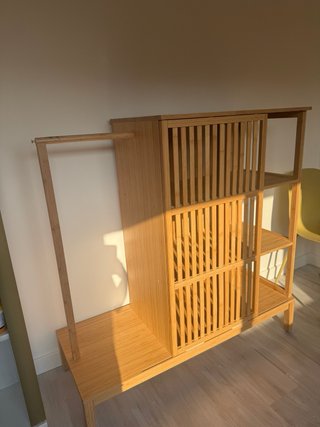 Mueble de bambú y madera