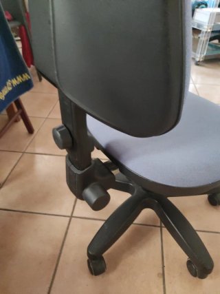 Silla de oficina regulable. Ver nota.