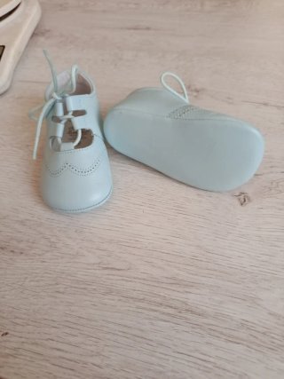 Zapatitos de bebé azul claro