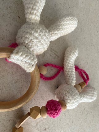 Sonajero y chupetero de conejito crochet
