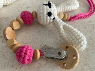 Sonajero y chupetero de conejito crochet