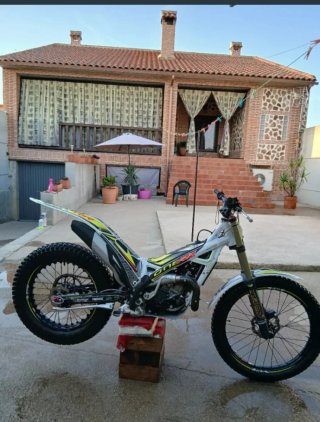TRS One 300 2018 Edición Adam Raga