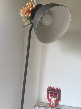 Lámpara de pie gris con flor decorativa