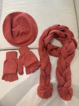 Conjunto bufanda, guantes y gorro rosa