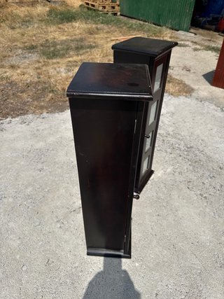 Pareja de Muebles Oscuros con Cristal
