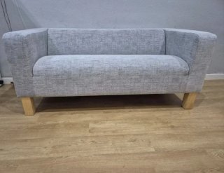 Sofá Ikea 2 plazas tela gris patas madera