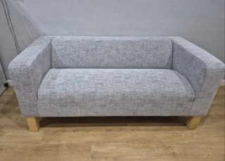 Sofá Ikea 2 plazas tela gris patas madera