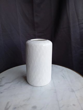 Jarrón blanco de cerámica texturizada