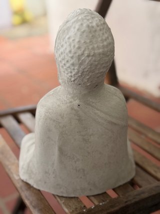 Buda de cemento sentado
