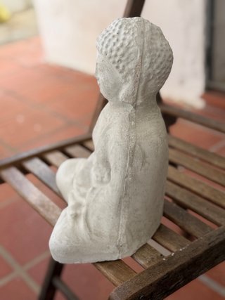 Buda de cemento sentado