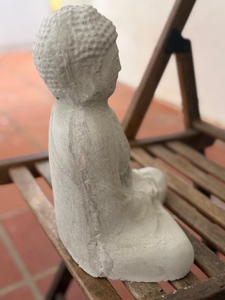 Buda de cemento sentado