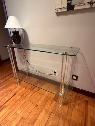 Mesa de cristal con patas de metacrilato