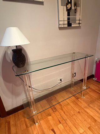 Mesa de cristal con patas de metacrilato