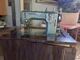 Máquina de coser Refrey vintage